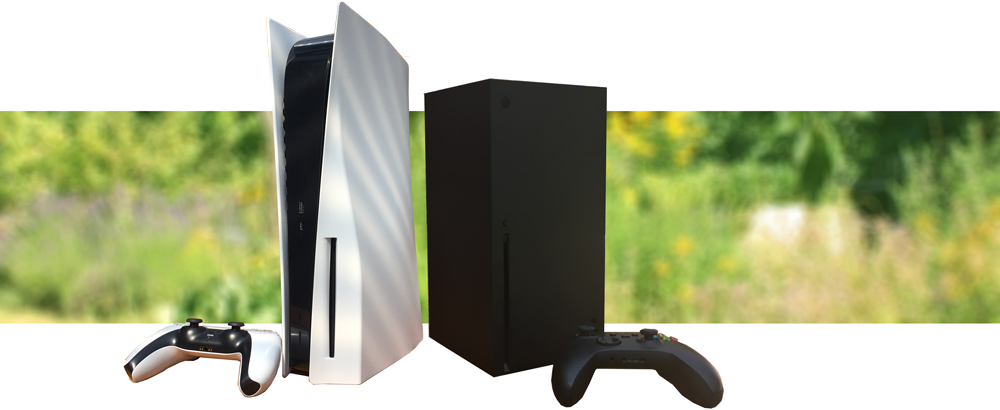 Reparatur Spielekonsolen. Abbildung PS5 und Xbox Series X vor grünem unscharfen Hintergrund.